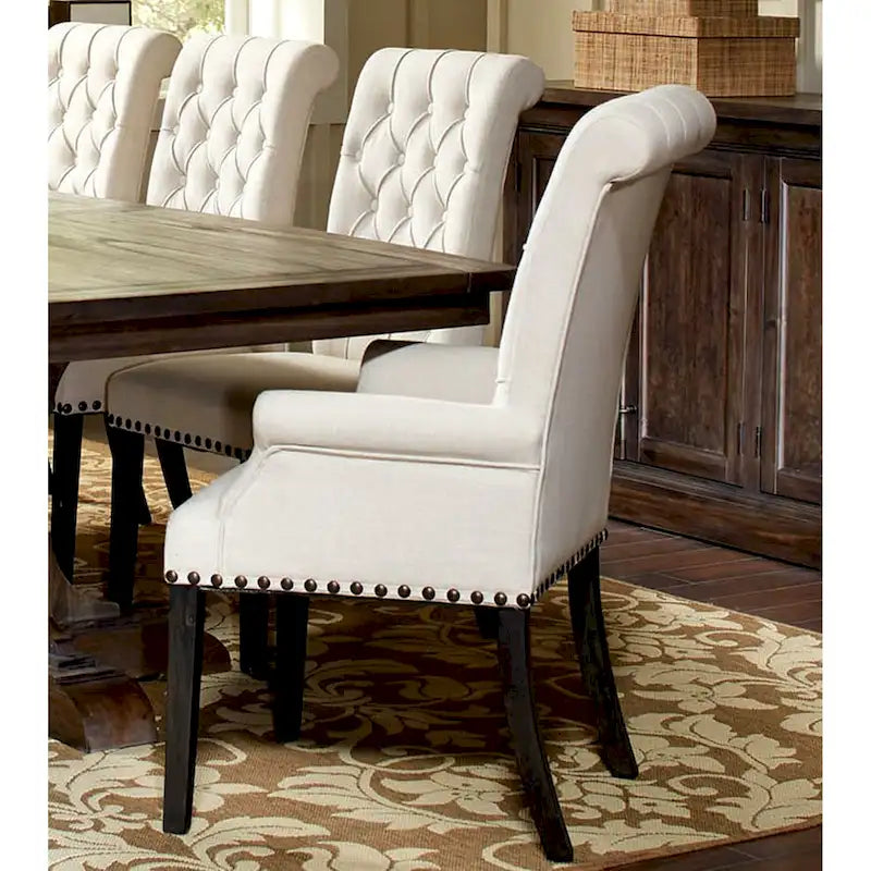 Fauteuil de salle à manger beige à dossier arrondi capitonné, avec garniture à clous décoratifs