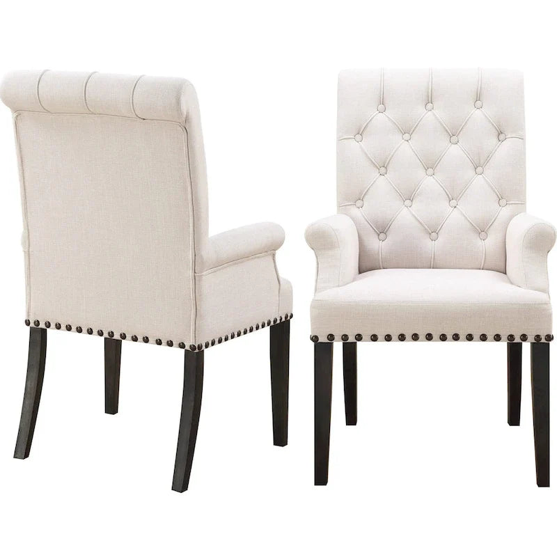 Fauteuil de salle à manger beige à dossier arrondi capitonné, avec garniture à clous décoratifs