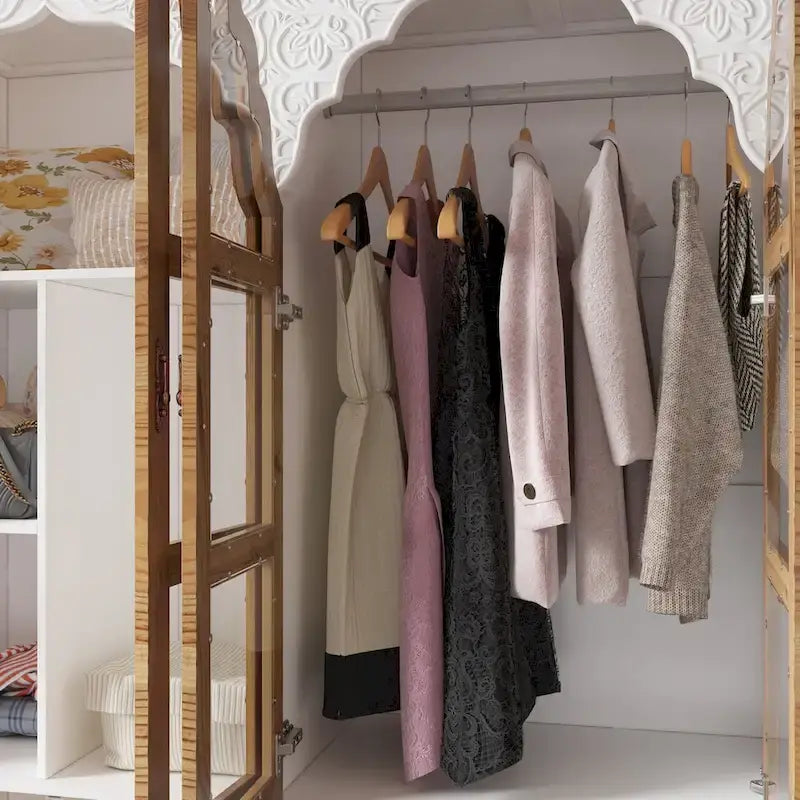 Ensemble de deux grandes armoires de style vintage, avec détails métalliques