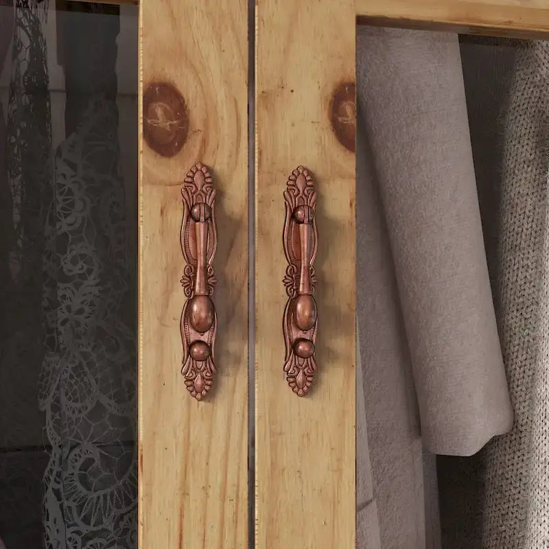 Ensemble de deux grandes armoires de style vintage, avec détails métalliques