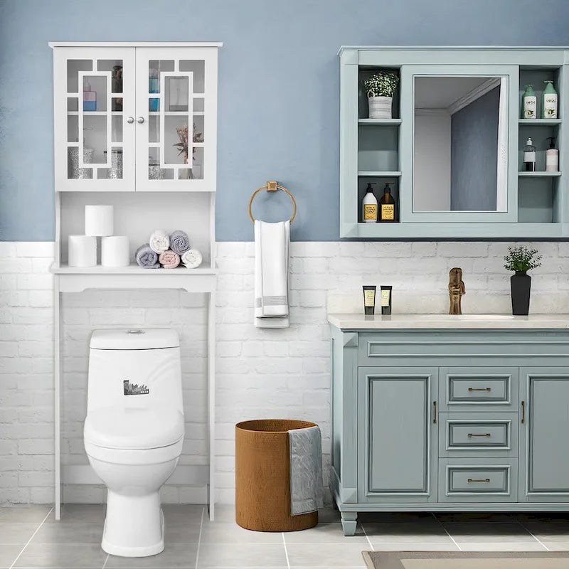 Étagère de rangement pour salle de bains—Un meuble au-dessus des toilettes doté d’une structure en bois, de deux portes en verre et d’étagères réglables, conçu spécialement pour la salle de bains.